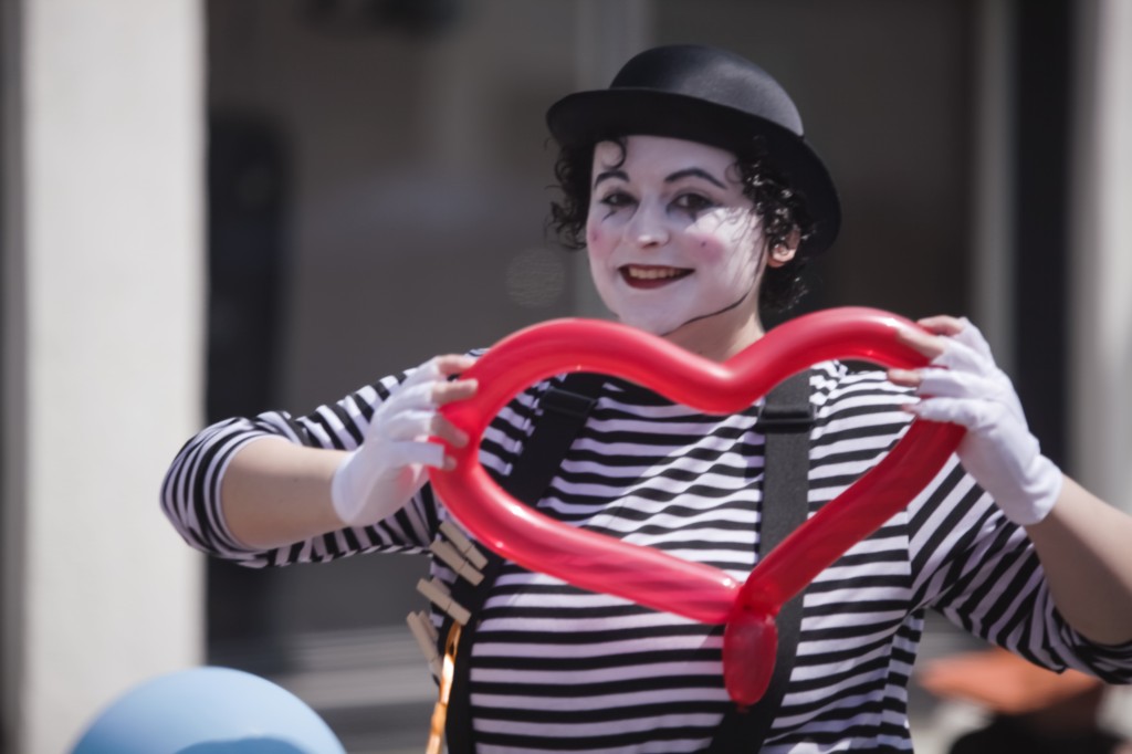 EV Street Fest mime