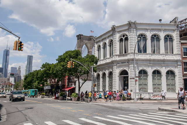 Grimaldi’s is located under the Brooklyn Bridge. © NYC & Company/Joe Buglewicz.